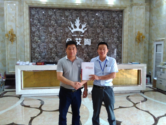 河南濮陽(yáng)金艾陶瓷磚總代理?xiàng)羁偤徒鸢斟ш?yáng)銷(xiāo)區(qū)經(jīng)理合影